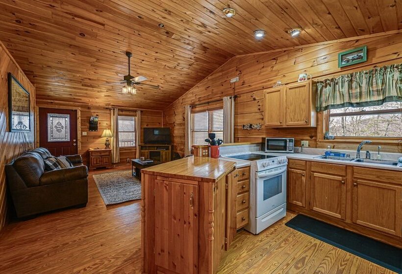 Bryson City Cabin W/ Hot Tub, Views & Pool Table!