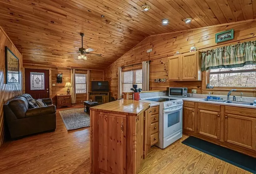 Bryson City Cabin W/ Hot Tub, Views & Pool Table!