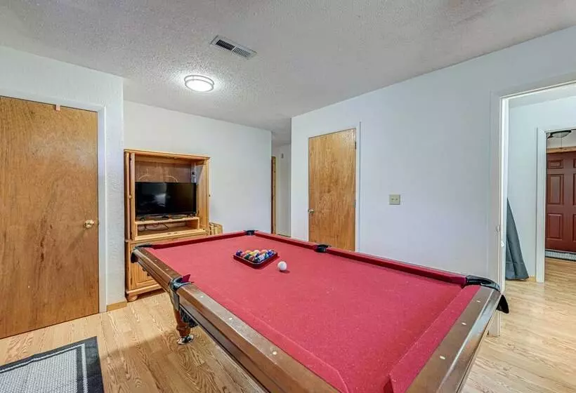 Bryson City Cabin W/ Hot Tub, Views & Pool Table!
