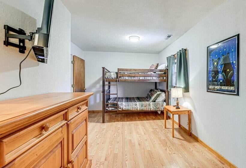 Bryson City Cabin W/ Hot Tub, Views & Pool Table!