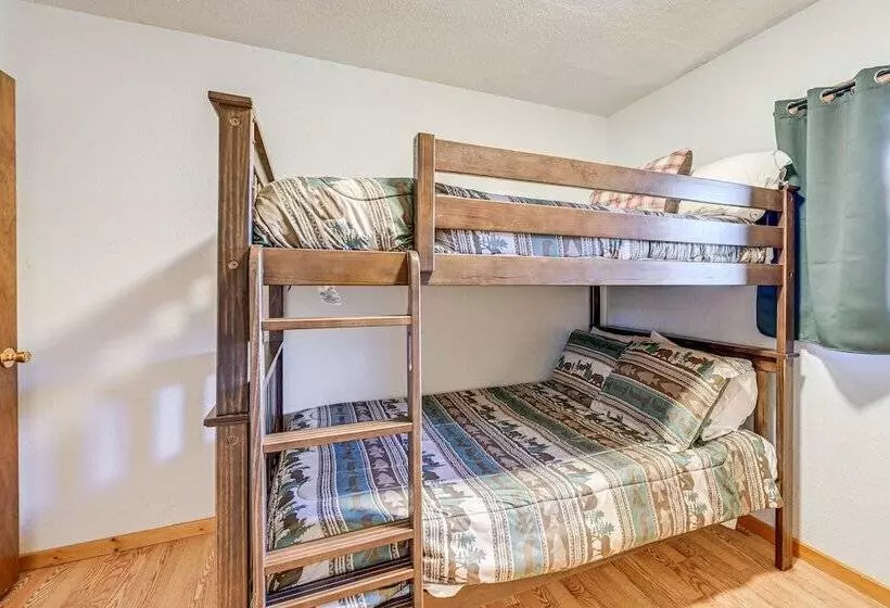 Bryson City Cabin W/ Hot Tub, Views & Pool Table!