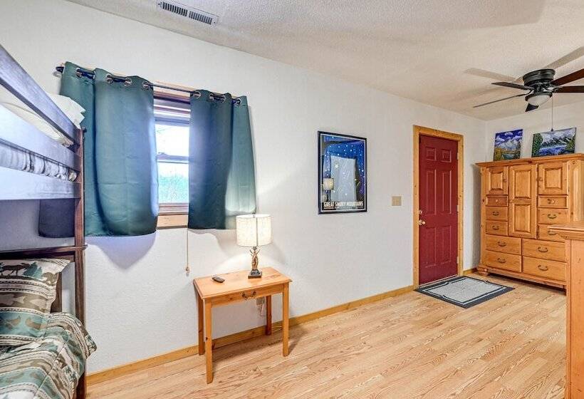 Bryson City Cabin W/ Hot Tub, Views & Pool Table!