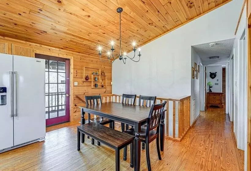 Bryson City Cabin W/ Hot Tub, Views & Pool Table!