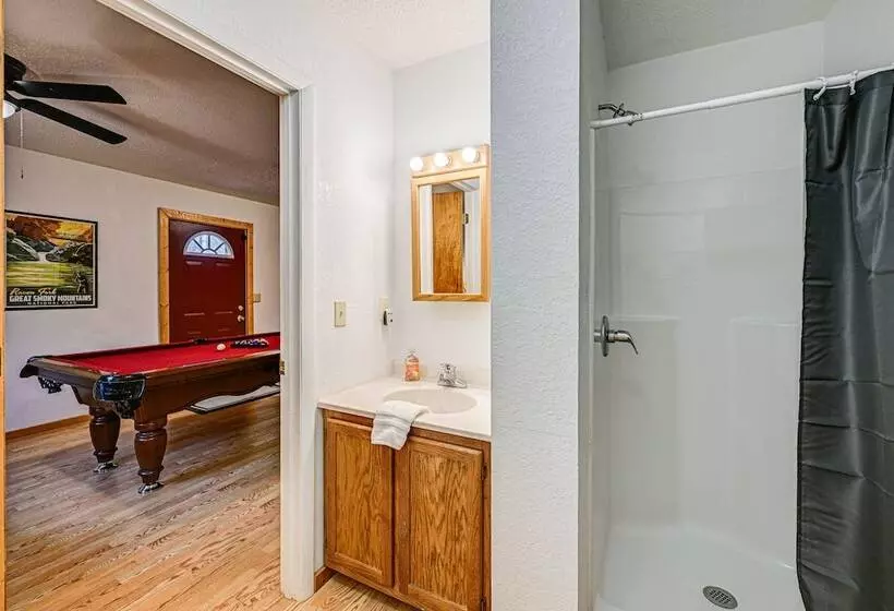 Bryson City Cabin W/ Hot Tub, Views & Pool Table!