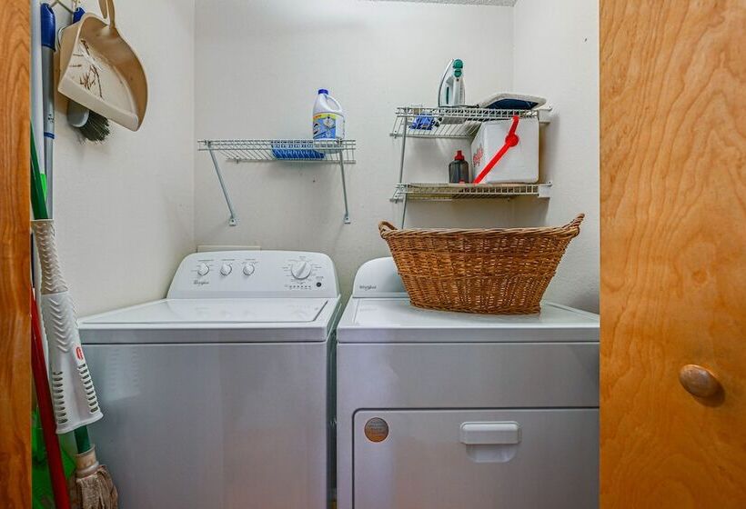 Bryson City Cabin W/ Hot Tub, Views & Pool Table!