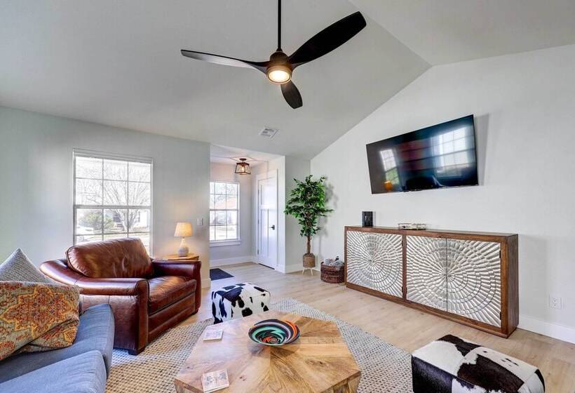 Chic Bentonville Home W/ Patio & Fire Pit!