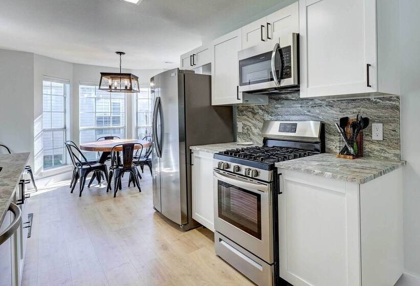 Chic Bentonville Home W/ Patio & Fire Pit!