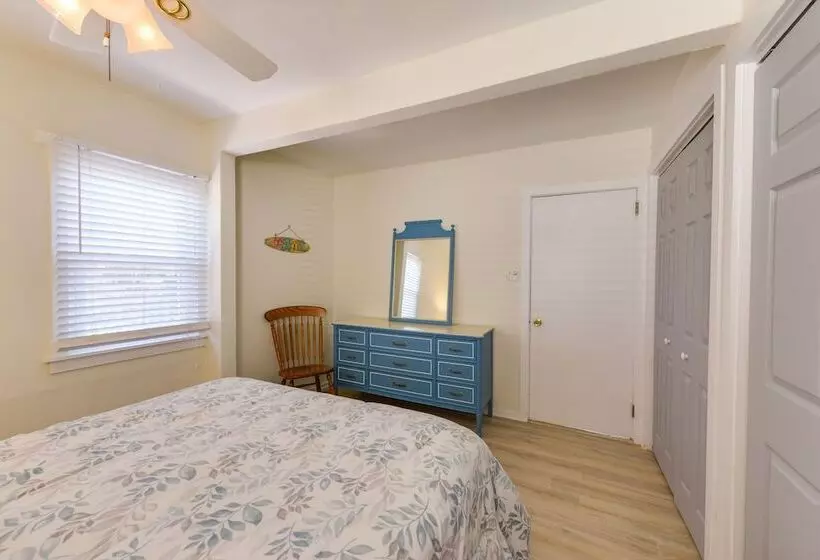 Cozy Villas Cottage W/ Deck, 1/2 Block To Beach!