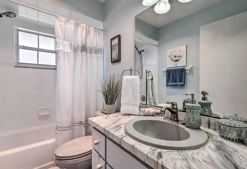 Centrally Located Deltona Home With Pool & Yard