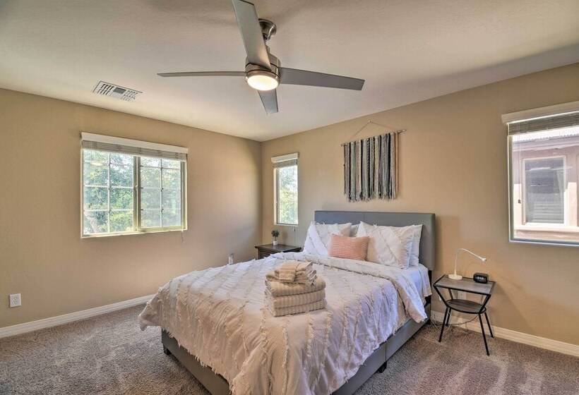 Glendale Home W/ Putting Green & Pool Access!