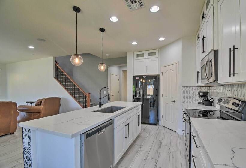 Glendale Home W/ Putting Green & Pool Access!