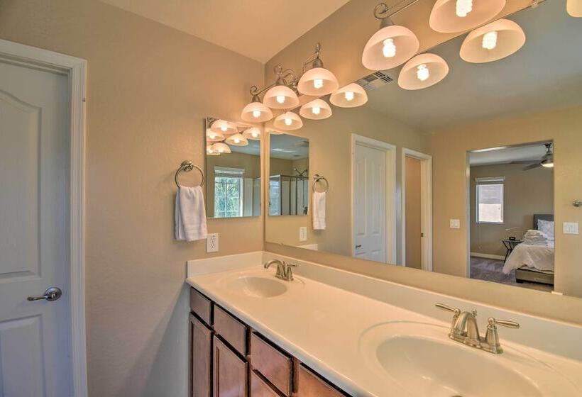 Glendale Home W/ Putting Green & Pool Access!