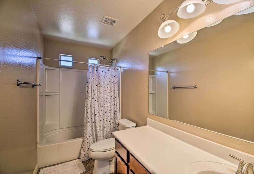 Glendale Home W/ Putting Green & Pool Access!