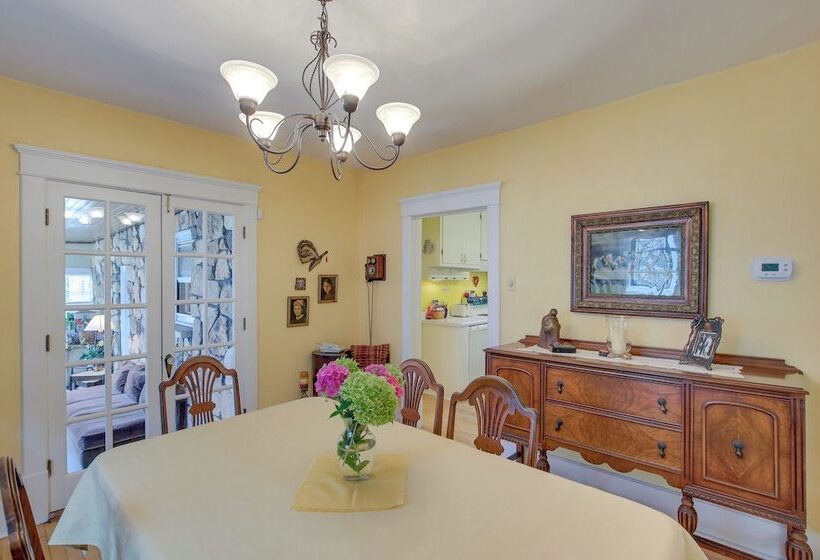 Historic Home W/ Sunroom   5 Mi To Lambeau Field!