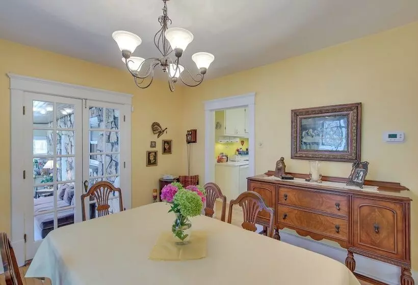 Historic Home W/ Sunroom   5 Mi To Lambeau Field!