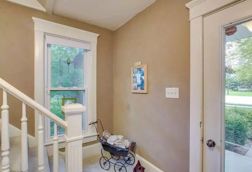 Historic Home W/ Sunroom   5 Mi To Lambeau Field!