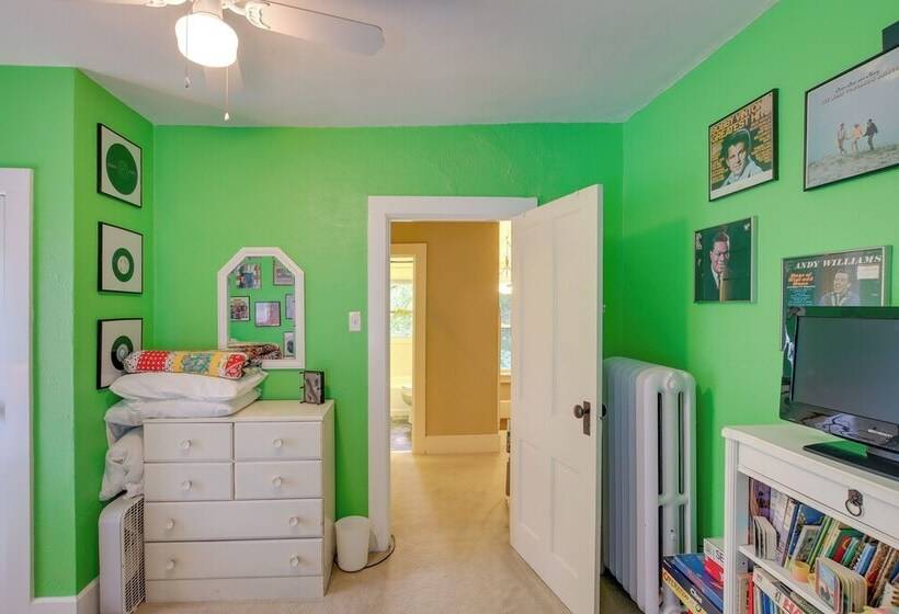 Historic Home W/ Sunroom   5 Mi To Lambeau Field!