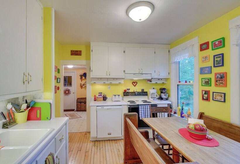 Historic Home W/ Sunroom   5 Mi To Lambeau Field!