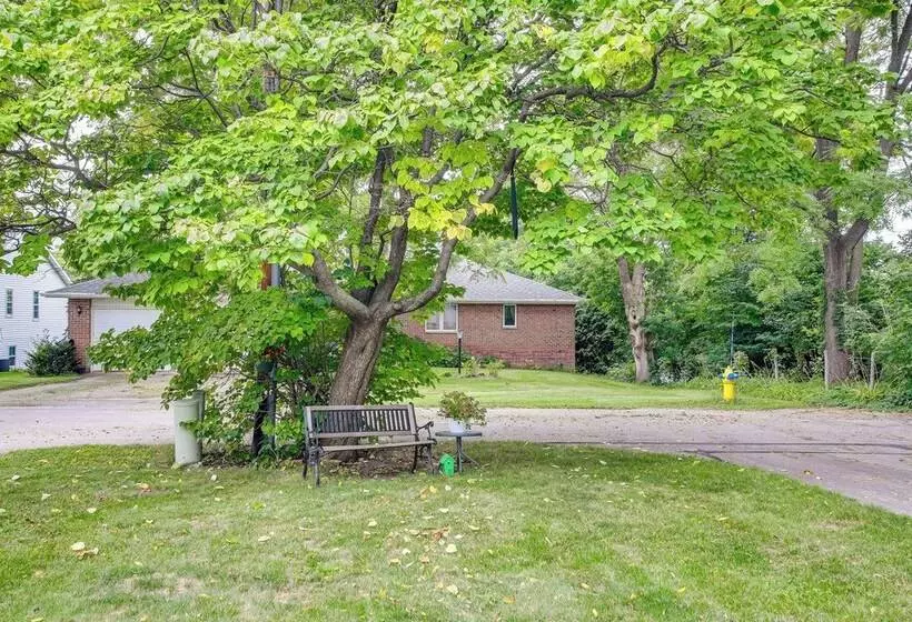 Historic Home W/ Sunroom   5 Mi To Lambeau Field!
