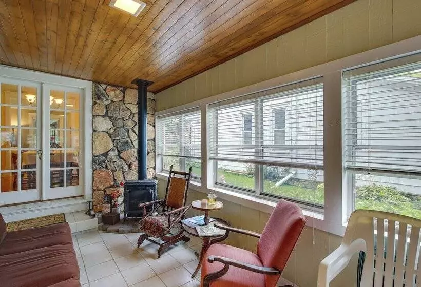 Historic Home W/ Sunroom   5 Mi To Lambeau Field!