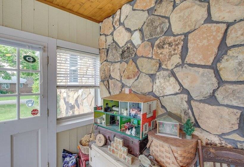 Historic Home W/ Sunroom   5 Mi To Lambeau Field!