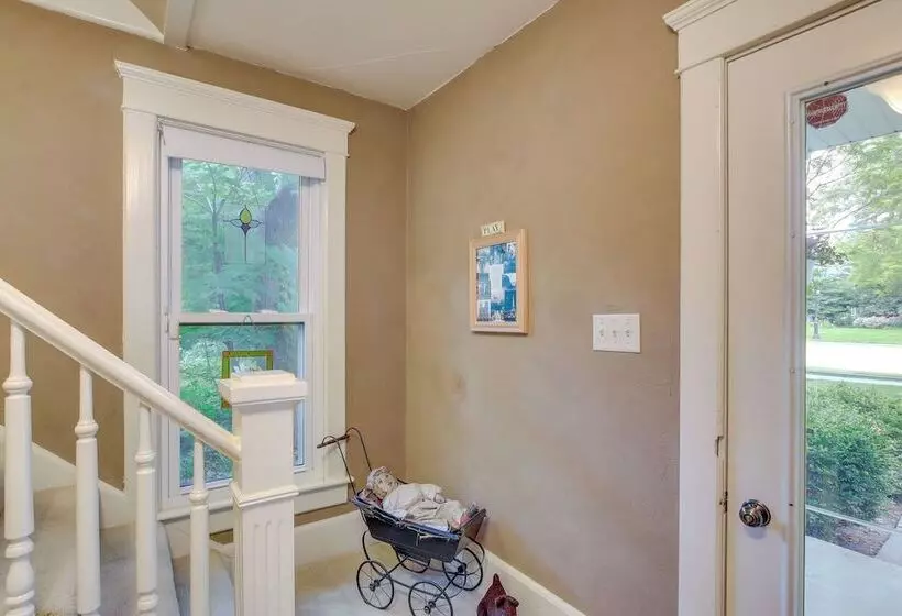 Historic Home W/ Sunroom   5 Mi To Lambeau Field!