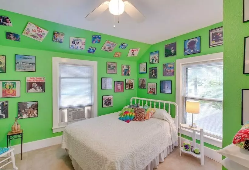 Historic Home W/ Sunroom   5 Mi To Lambeau Field!