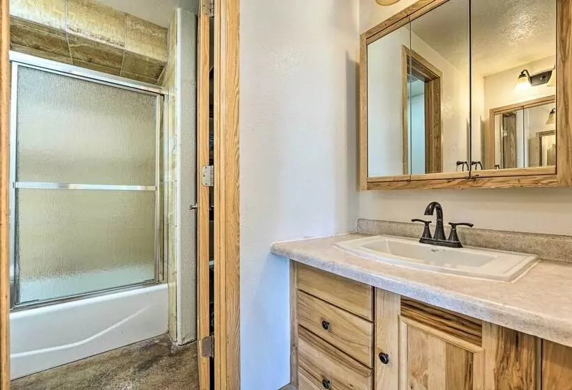 Lakefront Country Home W/ Waterslide & Trampoline!