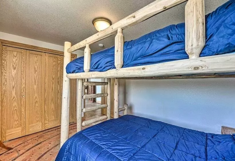 Lakefront Country Home W/ Waterslide & Trampoline!