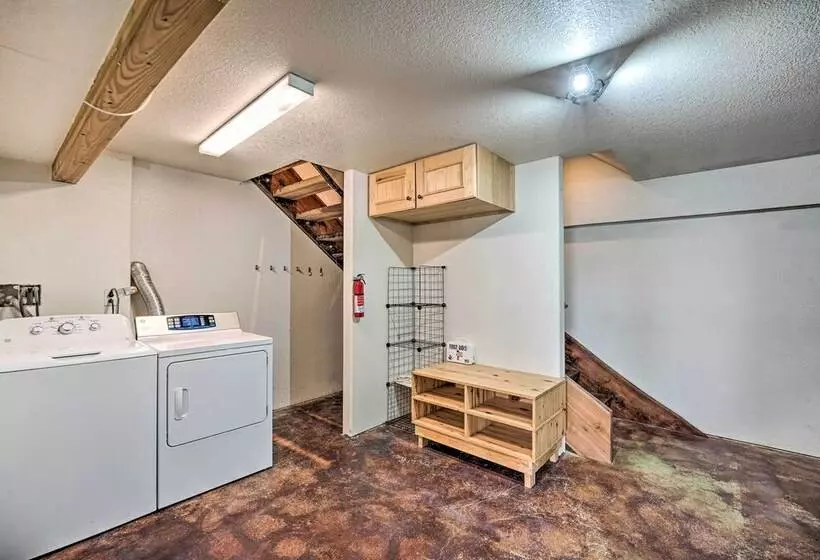 Lakefront Country Home W/ Waterslide & Trampoline!