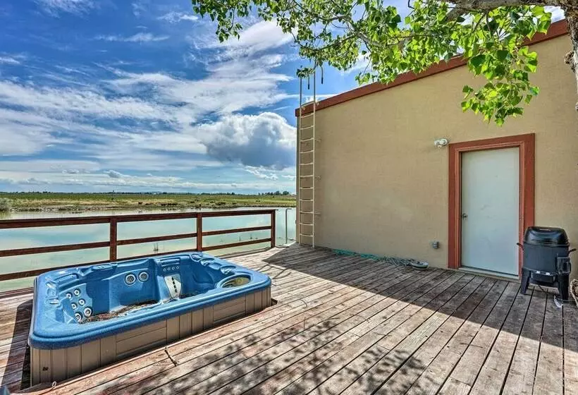 Lakefront Country Home W/ Waterslide & Trampoline!