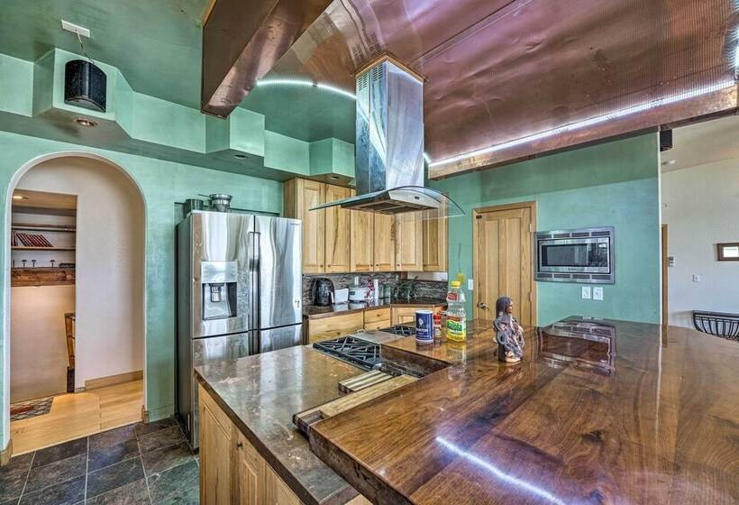 Lakefront Country Home W/ Waterslide & Trampoline!