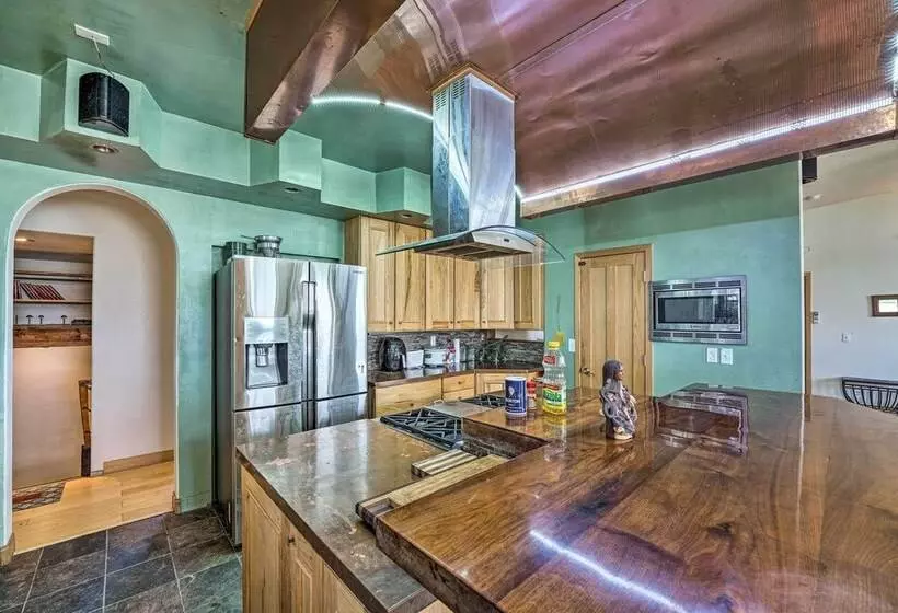 Lakefront Country Home W/ Waterslide & Trampoline!