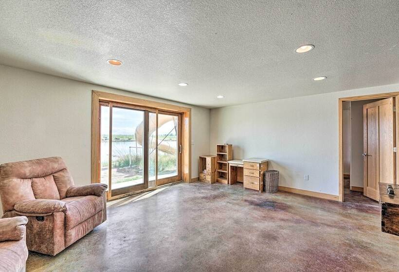 Lakefront Country Home W/ Waterslide & Trampoline!