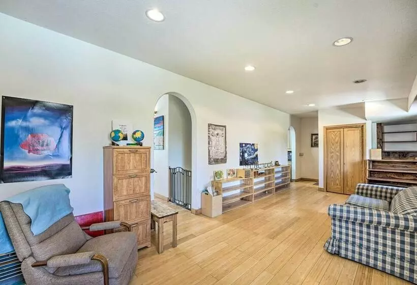 Lakefront Country Home W/ Waterslide & Trampoline!