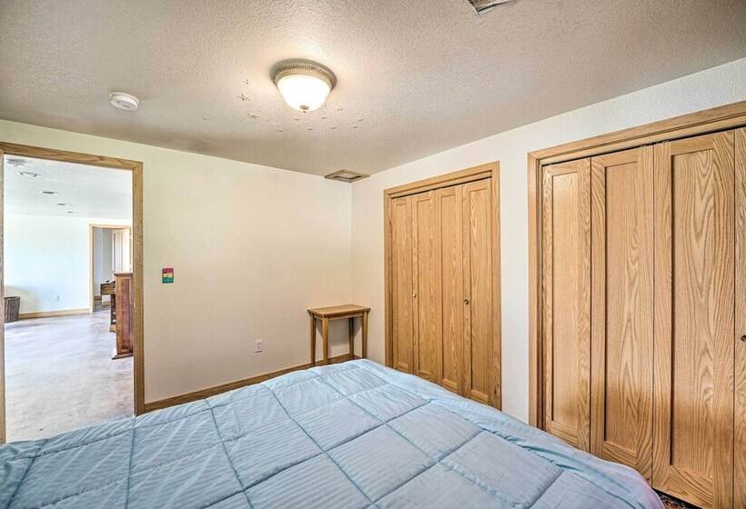 Lakefront Country Home W/ Waterslide & Trampoline!