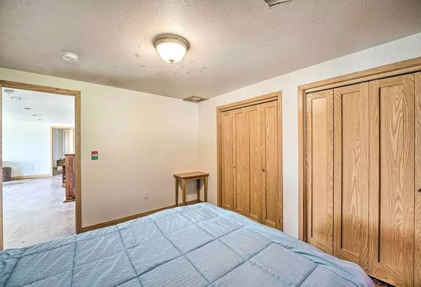 Lakefront Country Home W/ Waterslide & Trampoline!