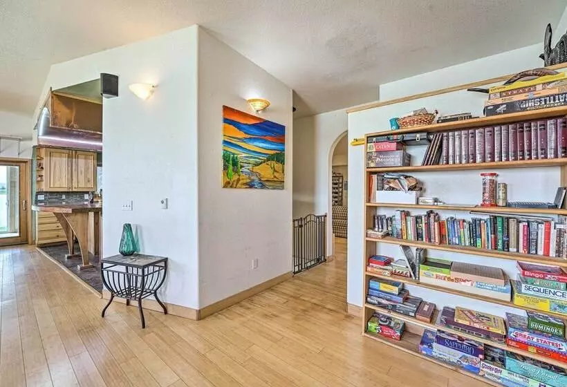 Lakefront Country Home W/ Waterslide & Trampoline!