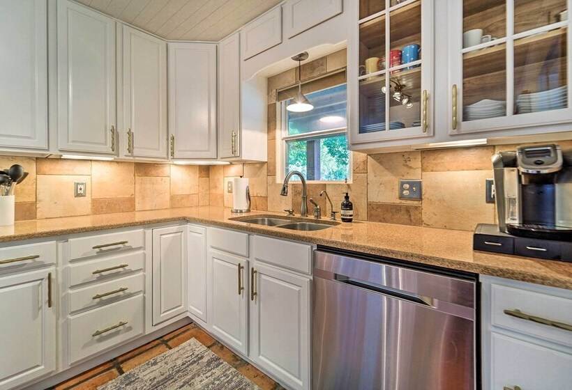 Lovely Lubbock Home W/ Furnished Deck & Grill