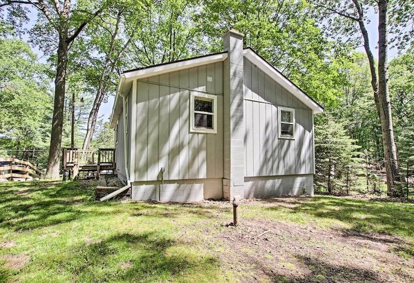 Ludington Cottage W/ Deck, Yard & Fire Pit!