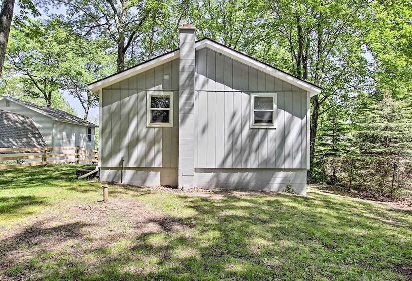 Ludington Cottage W/ Deck, Yard & Fire Pit!