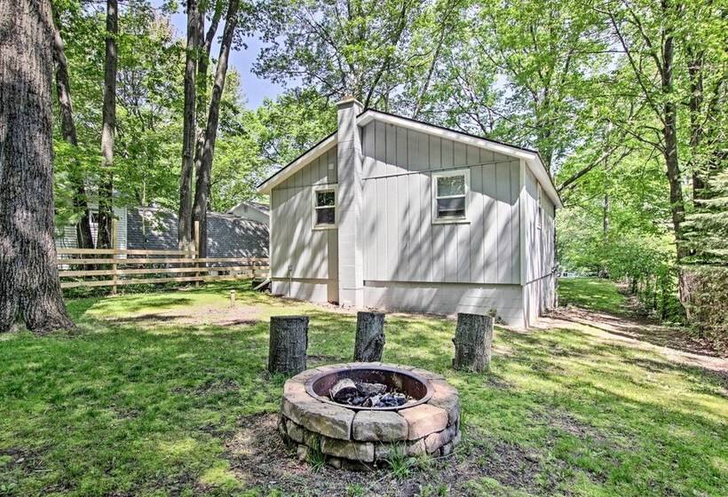 Ludington Cottage W/ Deck, Yard & Fire Pit!