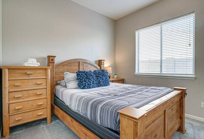 Goodyear Group Getaway W/ Pool & Putting Green