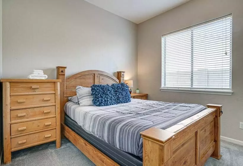 Goodyear Group Getaway W/ Pool & Putting Green