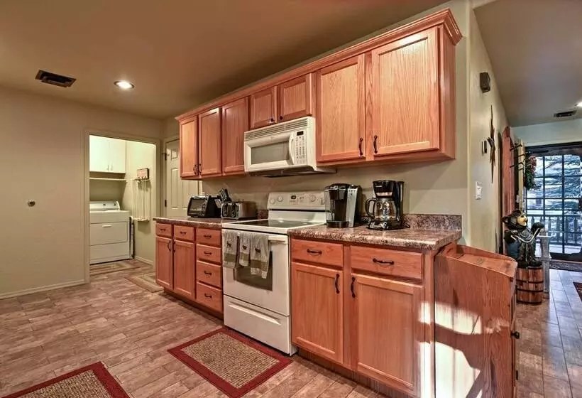Mountain Cabin Retreat W/ Game Room, Patio & Views