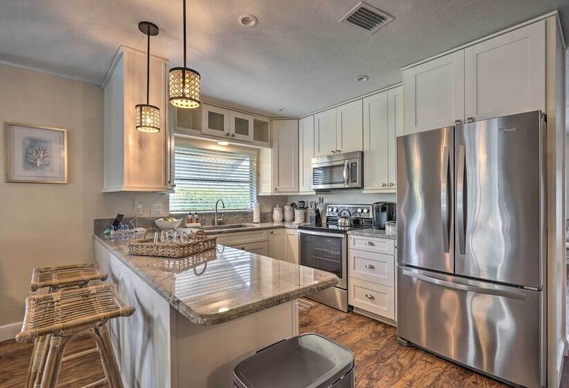 Naples Oasis W/ Screened Pool, Bike To Beach!