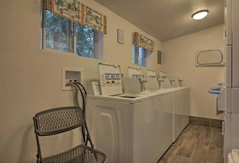 Petfriendly Cabin, 3 Mi To Show Low Lake!