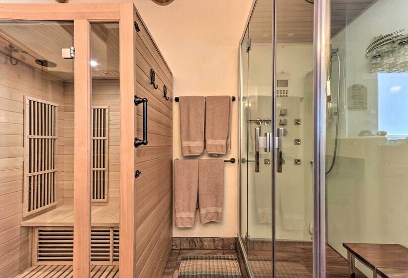 Home On 1 Acre W/ Wraparound Deck In Lakeside!