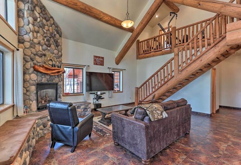 Home On 1 Acre W/ Wraparound Deck In Lakeside!