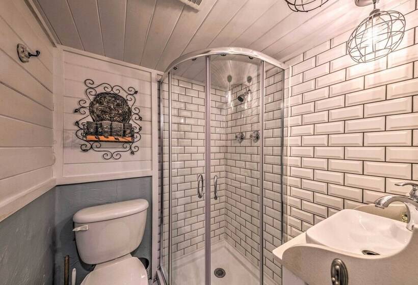 Riverfront Ruidoso Cabin W/ Deck, Walk To Midtown!